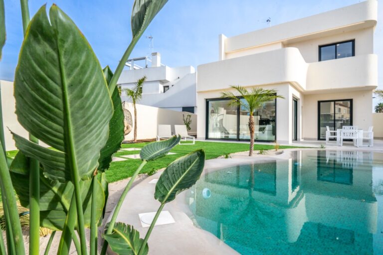 villa for sale in Roldan